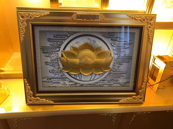 骨灰架不建議放供品，然可以放些生前遺物